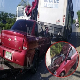 Conductor se salva de milagro tras chocar contra un camión en el Periférico