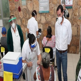 En Izamal, el Gobernador Mauricio Vila Dosal supervisa el proceso de vacunación contra Coronavirus de adultos mayores