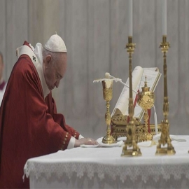 El Papa lamenta que en muchas familias cristianas no se enseñe la Biblia