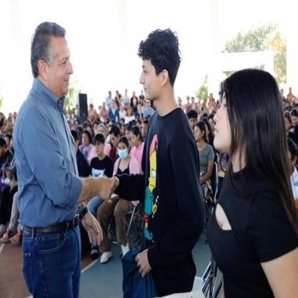 El Alcalde Alejandro Ruz entrega los certificados de becas para los cursos propedéuticos EXANI-I y EXANI-II