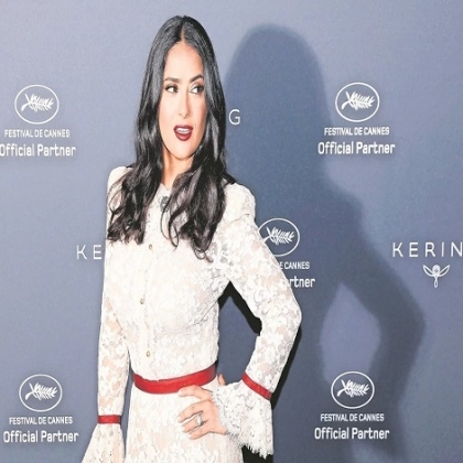 Salma Hayek impacta con el escote de su traje de baño