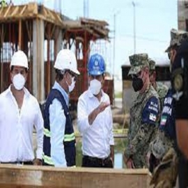 El Gobernador Mauricio Vila Dosal y el secretario de la Marina, Almirante José Rafael Ojeda Durán, supervisan avances en la construcción del Hospital General Naval en Progreso