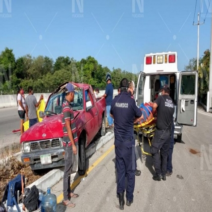 Seis albañiles salen 'volando' de la camioneta en la que viajaban