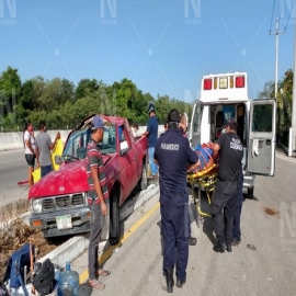 Seis albañiles salen 'volando' de la camioneta en la que viajaban