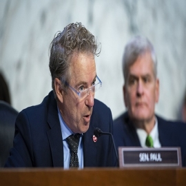 El CEO de Moderna se retuerce mientras el senador Rand Paul lo interroga sobre los riesgos de la vacuna COVID