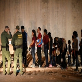DeSantis denunció ante la Justicia a Biden por vuelos secretos donde lleva inmigrantes de México a Florida