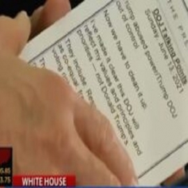 Joe Biden cazado en un vídeo durante una rueda de prensa utilizando tarjetas escritas por sus asesores para saber lo que tiene que decir, sobre todo contra Trump