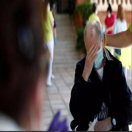 POBRES ANCIANOS: Funcionario español RECONOCE que los abuelos fueron los CONEJILLOS DE INDIAS de las VACUNAS