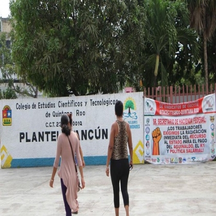 Trabajadores del Cecyte Quintana Roo, en paro de brazos caídos