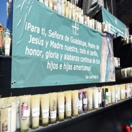 Antes de cerrar, Basílica recibe veladoras y flores para la Virgen de Guadalupe
