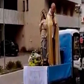 VIRAL: Sacerdote da fuerza a un pueblo afectado por coronavirus con imagen de la Virgen
