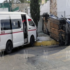 No respeta el disco de alto y termina volcado en el Centro de Mérida