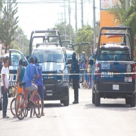 Cancún: Balean a dos hombres en tianguis de la 227; uno ya falleció