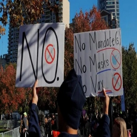 Se suspende el mandato de vacunas Covid para las empresas con 100 o más trabajadores en los Estados Unidos