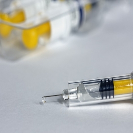Un profesor publica un preocupante mensaje en las redes sociales tras enterarse del fallecimiento de una compañera justo después de vacunarse con AstraZeneca