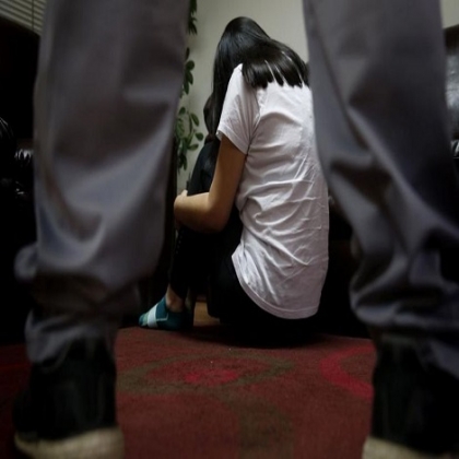 Entrega a su pareja tras sorprenderlo abusando de su hija de nueve años