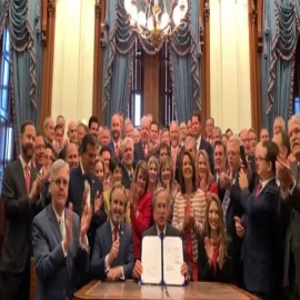 Texas prohíbe operaciones de cambio de sexo y tratamientos hormonales en menores de edad y la participación de atletas trans en categorías femeninas
