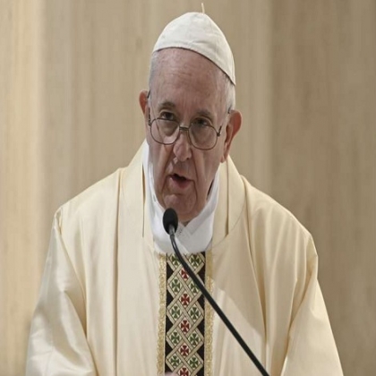 El Papa Francisco invita a vivir con sinceridad y evitar la tibieza: ni negro, ni blanco