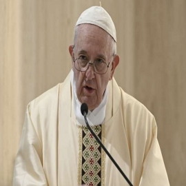 El Papa Francisco invita a vivir con sinceridad y evitar la tibieza: ni negro, ni blanco