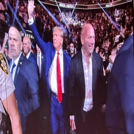 Trump en Las Vegas: habló con los actores Mel Gibson y Mark Wahlberg, entre otras figuras