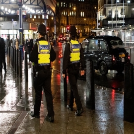 A punto de convertirse en un estado policial: Las autoridades británicas barajan la posibilidad de obligar a los ciudadanos a enviarles ‘selfies’ para demostrar que están confinados