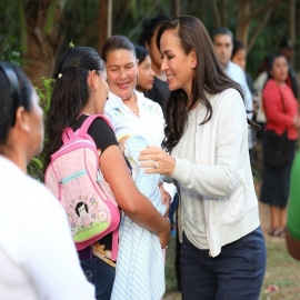 Protege gobierno de Laura Fernández a madres adolescentes