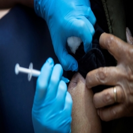 Cuatro voluntarios del ensayo que recibieron la vacuna COVID-19 de Pfizer desarrollaron parálisis de Bell, pero la FDA niega que la parálisis facial temporal fue causada por la inyección.