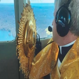 Estos sacerdotes emprendieron una "ofensiva espiritual" en plena pandemia