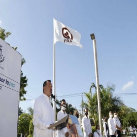 El Alcalde Renán Barrera izó la Bandera de la Paz en el Parque de Las Américas, que representa el anhelo colectivo de vivir en armonía.