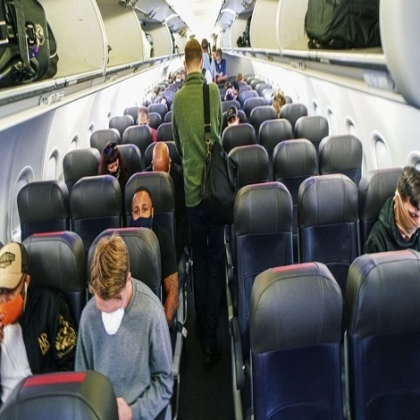 EXPULSAN de un AVIÓN a los 20 miembros de una FAMILIA por «uso inadecuado de la MASCARILLA»