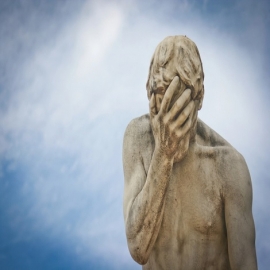 Colocan estatua de un hombre barbudo desnudo amamantando a “su bebé” frente al antiguo Museo de la Mujer de Dinamarca