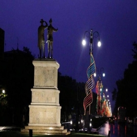 Mérida, con iluminación en colores patrios en tres puntos emblemáticos, pero sin adornos alusivos al aniversario de Independencia
