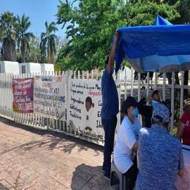 Maestros se plantan frente a las instalaciones de la SEQ en Chetumal