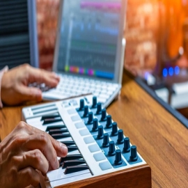 Dos músicos crean todas las melodías posibles y las ponen a disposición de todo el mundo
