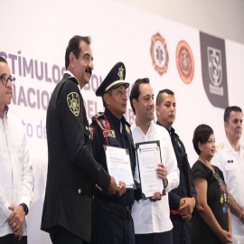 Gobernador Mauricio Vila Dosal reconoce labor de bomberos y paramédicos con estímulos económicos y equipamiento