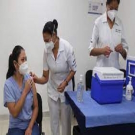 Personal de salud de hospitales públicos y de los privados que atienden área Covid recibirán vacuna de refuerzo contra el Coronavirus