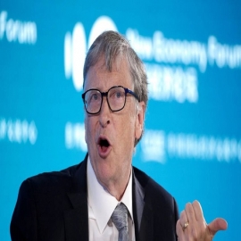 Exasesor de Trump sugiere que Bill Gates habría creado el coronavirus para implantar microchips en la población mundial