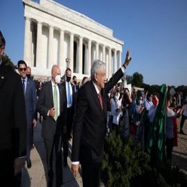 'No estás solo', gritan mexicanos a la llegada de AMLO al monumento a Lincoln
