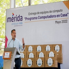 Para impulsar la educación y evitar la deserción escolar, el Alcalde Renán Barrera continúa con el programa “Computadora en Casa”