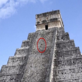 Yucatán: Turista sube a la pirámide de Chichén Itzá para esparcir las cenizas de su esposo