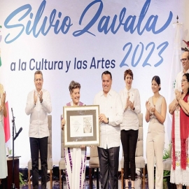 El Ayuntamiento de Mérida distingue a Piedad Peniche Rivero con la medalla “Silvio Zavala”