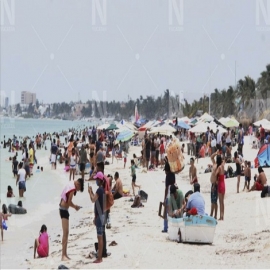 Aprovechan el buen clima para seguir festejando el Día del Niño en la playa
