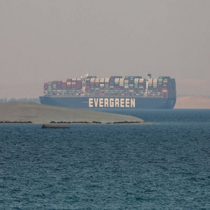Expertos examinan el casco del barco atrapado en el Canal de Suez