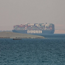 Expertos examinan el casco del barco atrapado en el Canal de Suez