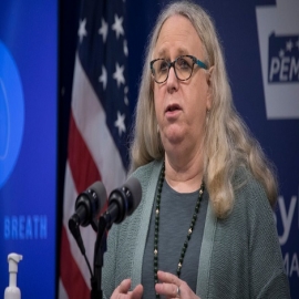 El rostro transgénero de la administración Biden impulsa la castración quirúrgica y química de los niños