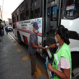 Con normalidad y sin inconvenientes, usuarios del transporte público se trasladan a sus destinos en menos tiempo tras la reubicación de las zonas de ascenso y descenso en el Centro Histórico