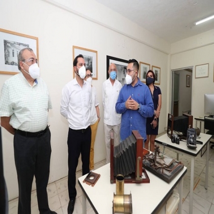 El Gobernador Mauricio Vila Dosal recorre la Fototeca “Pedro Guerra” de la UADY, guardián de la memoria gráfica de Yucatán