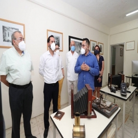 El Gobernador Mauricio Vila Dosal recorre la Fototeca “Pedro Guerra” de la UADY, guardián de la memoria gráfica de Yucatán