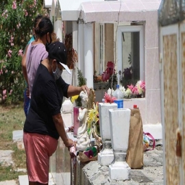 Cancún: Visitan familias el panteón con flores, música y veladoras