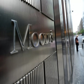 Cómo la valoración "negativa" de solvencia de EEUU impulsa "desdolarizar aún más" la economía global